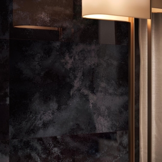 Fliese Sant Agostino Sable in der Farbe Antique 1 verlegt hinter einer Lampe