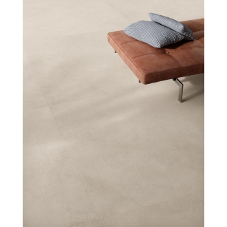 Fliese Sant Agostino Sable in der Farbe Greige verlegt unter einer Liege