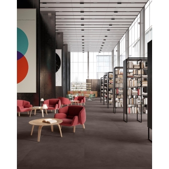 Fliese Sant Agostino Sable in der Farbe Moka verlegt in einer Bücherei