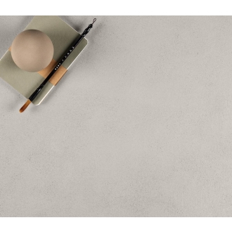 Fliese Sant Agostino Sable in der Farbe Pearl verlegt unter einem Notizblock