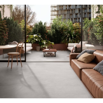 Terrassenplatte Sant Agostino Sable in der Farbe Pearl verlegt auf einer Terrasse und in einem Wohnzimmer