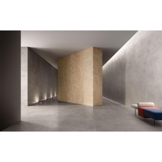 Fliese Sant Agostino Set in der Farbe Metrowood steht als rotierte Wand in einem Flur