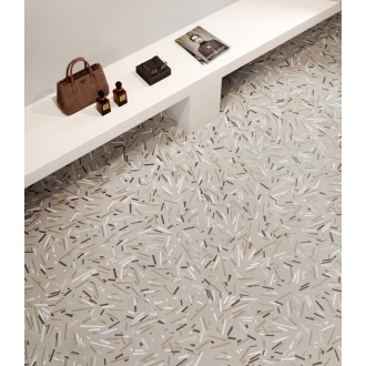 Decor Sant Agostino Silkystone in der Farbe Greige verlegt unter einer Bank