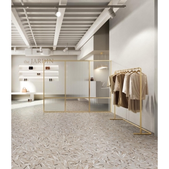 Decor Sant Agostino Silkystone in der Farbe Greige verlegt in einem Kleidergeschäft