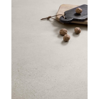 Fliese Sant Agostino Silkystone in der Farbe Greige verlegt unter zwei Holzbrettern und Walnüssen