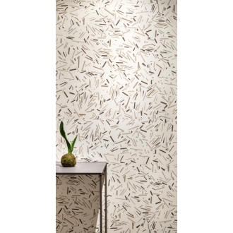 Decor Sant Agostino Silkystone in der Farbe Light verlegt hinter einer Kommode