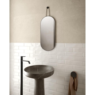 Fliese Sant Agostino Silkystone in der Farbe Sand verlegt hinter einem Waschbecken und Spiegel