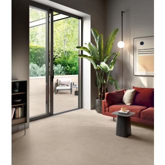 Fliese Sant Agostino Silkystone in der Farbe Taupe verlegt auf einer Terrasse und in einem Wohnzimmer