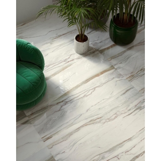 Fliese Sant Agostino Star in der Farbe Marble Emerald verlegt unter einem Sessel und Pflanzen