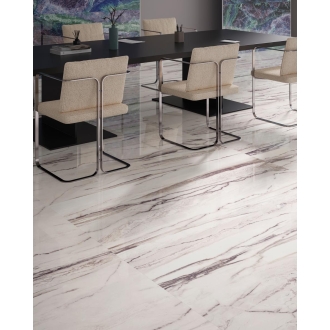 Fliese Sant Agostino Star in der Farbe Marble Purple verlegt unter einem Tisch und Stühlen