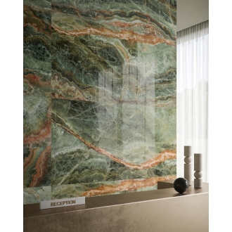 Fliese Sant Agostino Star in der Farbe Onyx Emerald verlegt hinter einer Hotelrezeption