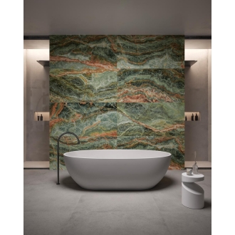 Fliese Sant Agostino Star in der Farbe Onyx Emerald verlegt hinter einer Badewanne