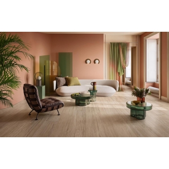 Fliese Sant Agostino Sunwood in der Farbe Almond verlegt in einem Wohnzimmer