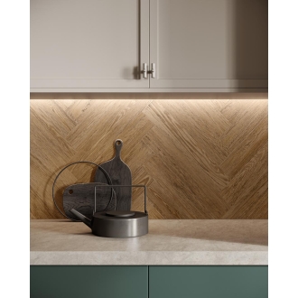 Chevron Sant Agostino Sunwood in der Farbe Caramel verlegt hinter einer Küchenzeile