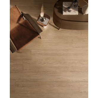 Fliese Sant Agostino Sunwood in der Farbe Caramel verlegt unter einem Stuhl