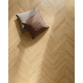 Fliese Sant Agostino Sunwood in der Farbe Honey verlegt unter zwei Kissen