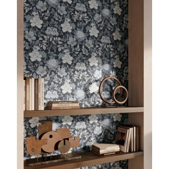 Fliese Sant Agostino Sunwood in der Farbe Jardin 6 verlegt hinter einem Holzregal