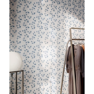 Fliese Sant Agostino Sunwood in der Farbe Jardin 10 verlegt hinter einer Kleiderstange