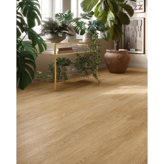 Fliese Sant Agostino Sunwood in der Farbe Natural verlegt unter einer Kommode mit Pflanzen