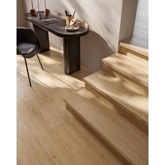 Fliese Sant Agostino Sunwood in der Farbe Natural verlegt auf einer Treppe