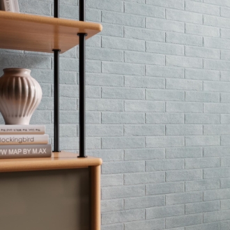 Dekor Sant Agostino Tetris in der Farbe Aria verlegt hinter einem Regal