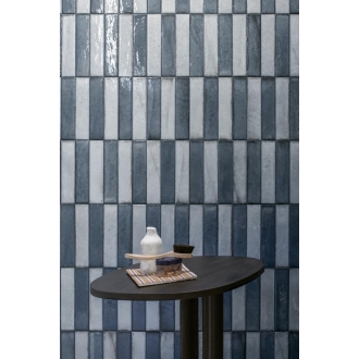 Dekor Sant Agostino Tetris in der Farbe Artic verlegt hinter einem Tisch mit einer Bürste