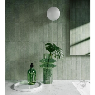 Dekor Sant Agostino Tetris in der Farbe Muschio verlegt hinter einer Vase und einem Seifenspender