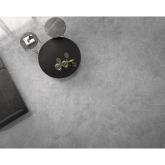 Fliese Sant Agostino Themar in der Farbe Grigio Savoia verlegt in einem Wohnzimmer