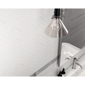 Dekor Sant Agostino Themar in der Farbe Bianco Lasa verlegt in einem Badezimmer