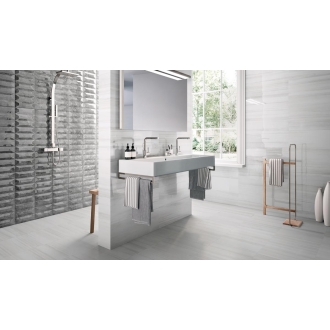 Fliese Sant Agostino Themar in der Farbe Bianco Lasa verlegt in einem Badezimmer