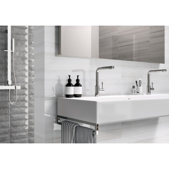 Fliese Sant Agostino Themar in der Farbe Bianco Lasa verlegt hinter einem Waschbecken