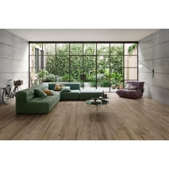 Fliese Sant Agostino Timewood in der Farbe Brown verlegt in einem Wohnzimmer