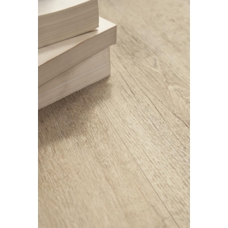 Fliese Sant Agostino Timewood in der Farbe Honey verlegt unter drei Büchern