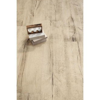 Fliese Sant Agostino Timewood in der Farbe Honey verlegt unter drei Büchern