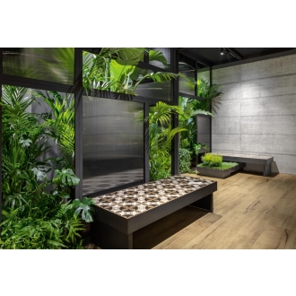 Fliese Sant Agostino Timewood in der Farbe Natural verlegt in einer Botanik-Ausstellung
