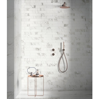 Fliese Sant Agostino Trumarmi in der Farbe Arabescato verlegt in einer Dusche