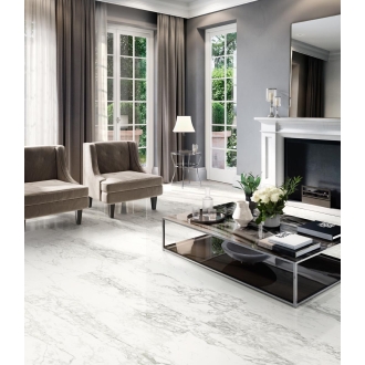 Fliese Sant Agostino Trumarmi in der Farbe Arabescato verlegt in einem Wohnzimmer