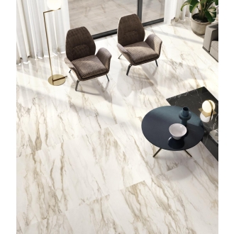 Fliese Sant Agostino Trumarmi in der Farbe Gold verlegt unter zwei Stühlen