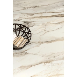 Fliese Sant Agostino Trumarmi in der Farbe Gold verlegt unter einem Bücherkorb