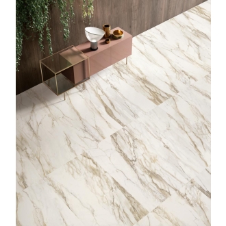 Fliese Sant Agostino Trumarmi in der Farbe Gold verlegt unter einer Kommode