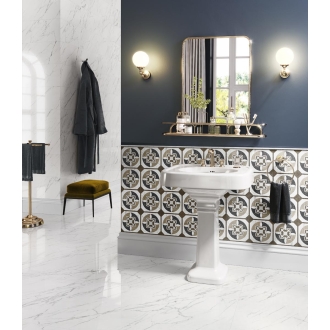 Fliese Sant Agostino Trumarmi in der Farbe Venatino verlegt in einem Badezimmer