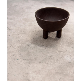 Fliese Sant Agostino Unionstone 2 in der Farbe Cedre Grey verlegt unter einer Schüssel