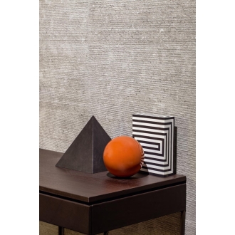 Dekor Sant Agostino Unionstone 2 in der Farbe Cedre Grey verlegt hinter einer Kommode