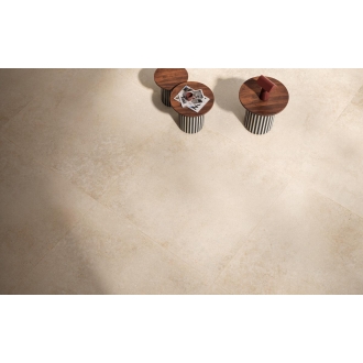 Fliese Sant Agostino Unionstone 2 in der Farbe Olimpia Avorio verlegt unter drei Hockern