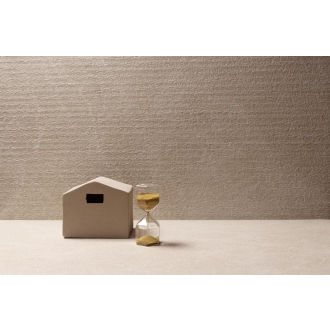 Dekor Sant Agostino Unionstone 2 in der Farbe Oriental Beige verlegt hinter einer Sanduhr