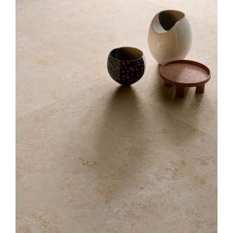 Fliese Sant Agostino Unionstone in der Farbe Jura Stone verlegt unter zwei Vasen