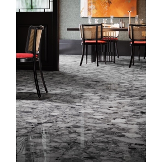 Fliese Sant Agostino Venistone in der Farbe Dark verlegt unter Restauranttischen