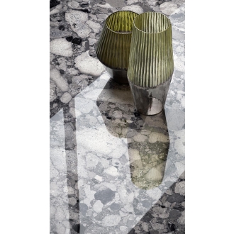 Fliese Sant Agostino Venistone in der Farbe Dark verlegt unter zwei Vasen