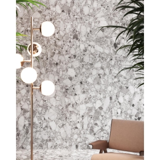 Fliese Sant Agostino Venistone in der Farbe Grey verlegt hinter einer Lampe