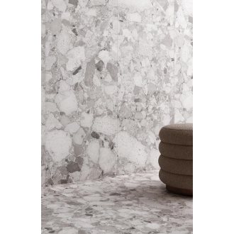 Fliese Sant Agostino Venistone in der Farbe Grey verlegt hinter einem Stuhl